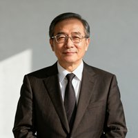 一位戴眼镜的中年男士商务照，穿着深色西装，神态自信从容